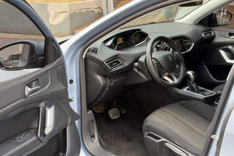 Used Peugeot 308S 2015 1.2T Automatic Jingchi Edition Interior 2