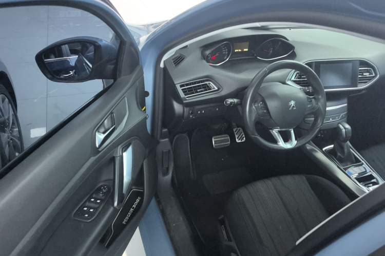 Used Peugeot 308S 2015 1.6T Automatic Jingchi Edition Interior 2