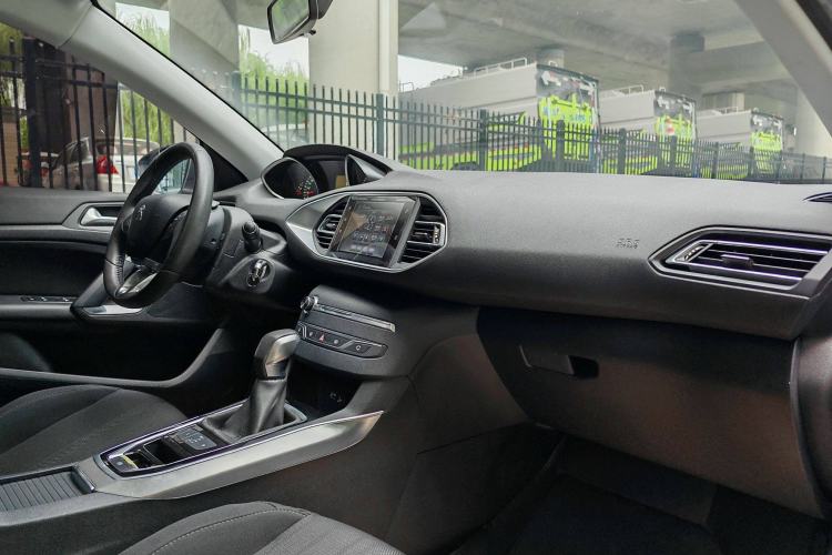Used Peugeot 308S 2015 1.6T Automatic Jingchi Edition Interior 7