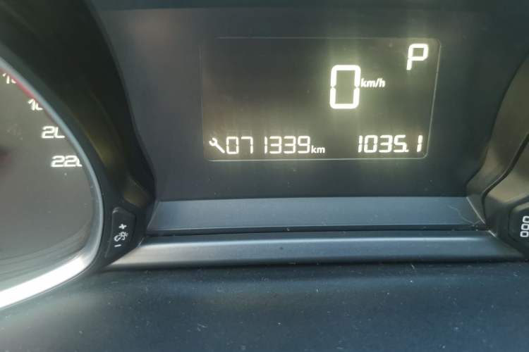 Used Peugeot 308S 2015 1.6T Automatic Jingchi Edition Odometer Close Up