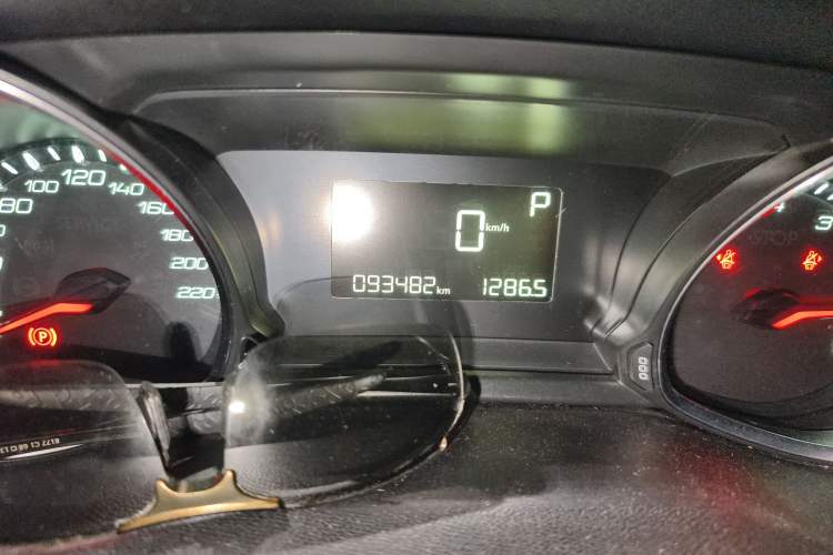 Used Peugeot 308S 2015 1.2T Automatic Jingchi Edition Odometer Close Up
