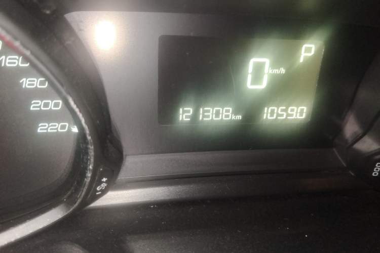 Used Peugeot 308S 2015 1.6T Automatic Jingchi Edition Odometer Close Up