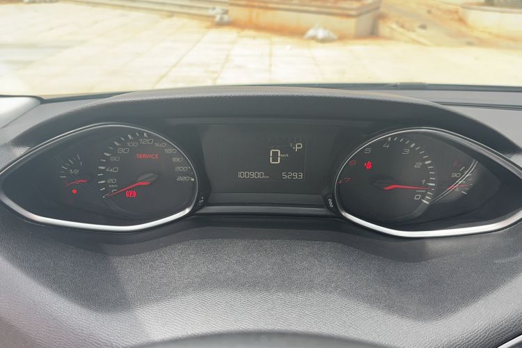 Used Peugeot 308S 2015 1.2T Automatic Jingchi Edition Odometer Close Up