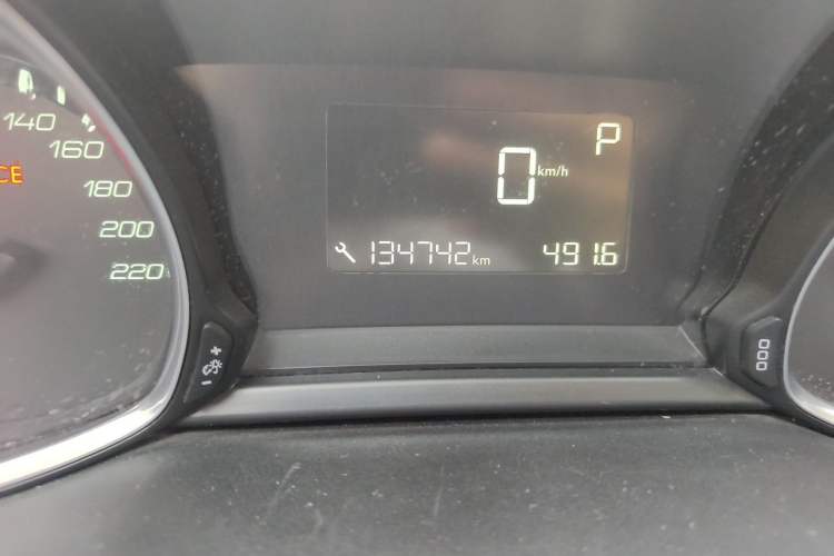 Used Peugeot 308S 2015 1.6T Automatic Jingchi Edition Odometer Close Up