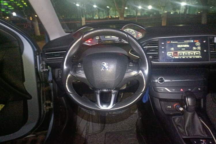 Used Peugeot 308S 2015 1.2T Automatic Jingchi Edition Steering Wheel