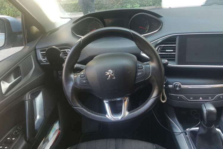 Used Peugeot 308S 2015 1.6T Automatic Jingchi Edition Steering Wheel
