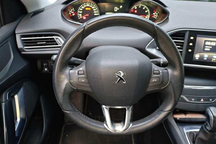 Used Peugeot 308S 2015 1.2T Automatic Jingchi Edition Steering Wheel