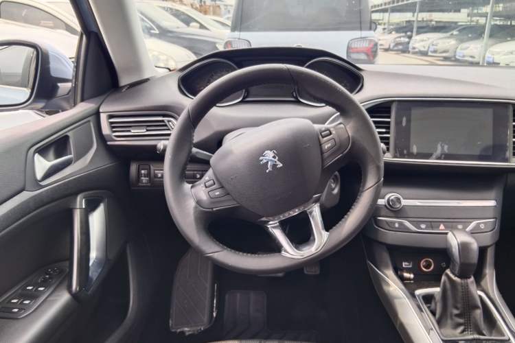 Used Peugeot 308S 2015 1.6T Automatic Jingchi Edition Steering Wheel