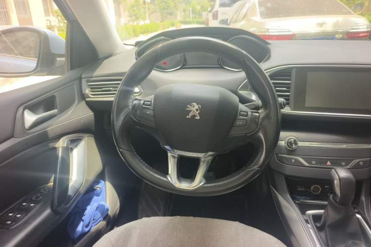 Used Peugeot 308S 2015 1.6T Automatic Jingchi Edition Steering Wheel