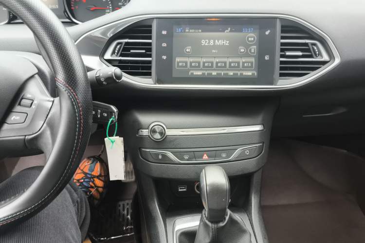 Used Peugeot 308S 2015 1.2T Automatic Jingchi Edition Audio And AC Panel