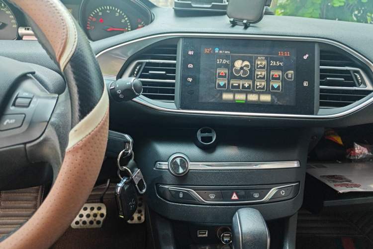 Used Peugeot 308S 2015 1.2T Automatic Jingchi Edition Audio And AC Panel