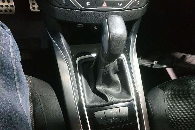 Used Peugeot 308S 2015 1.6T Automatic Jingchi Edition Gear Lever
