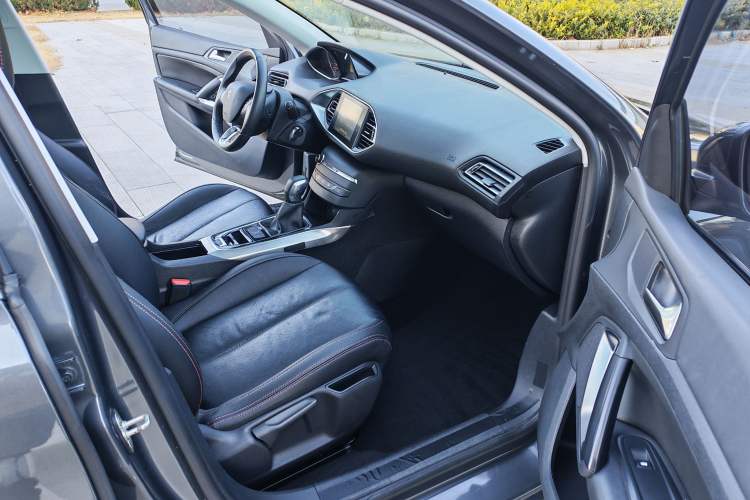 Used Peugeot 308S 2015 1.6T Automatic Jingchi Edition Interior 4