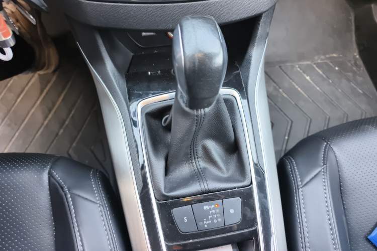 Used Peugeot 308S 2015 1.6T Automatic Jingchi Edition Gear Lever
