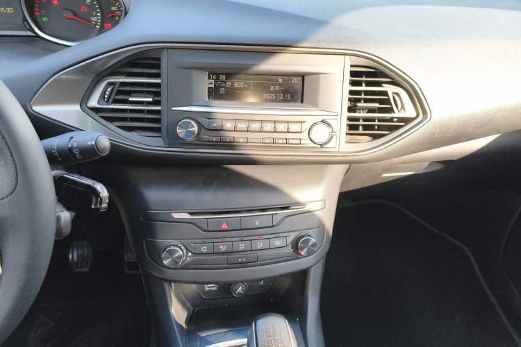 Used Peugeot 308S 2015 1.6L Manual Shangchi Edition Audio And AC Panel