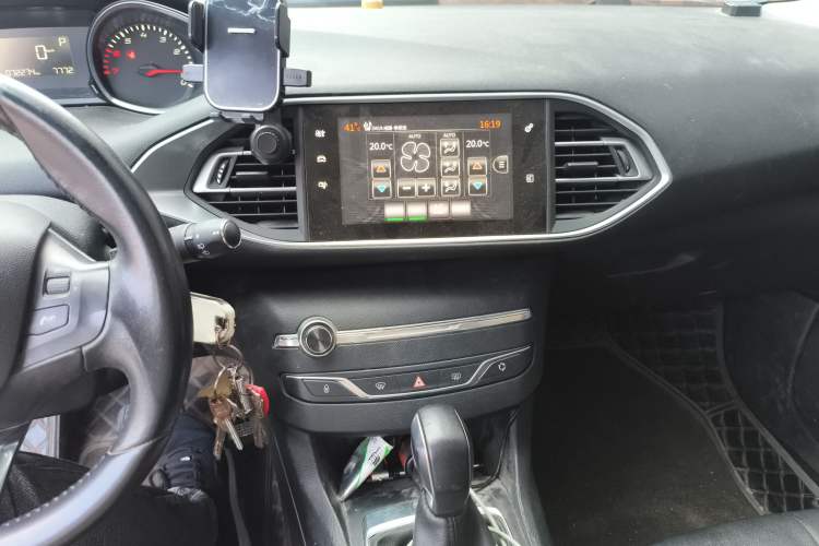 Used Peugeot 308S 2015 1.2T Automatic Jingchi Edition Audio And AC Panel