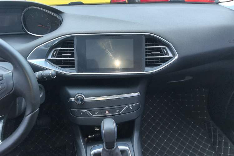 Used Peugeot 308S 2015 1.2T Automatic Jingchi Edition Audio And AC Panel