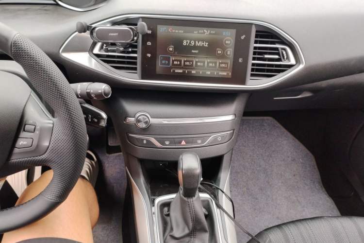 Used Peugeot 308S 2015 1.6T Automatic Jingchi Edition Audio And AC Panel
