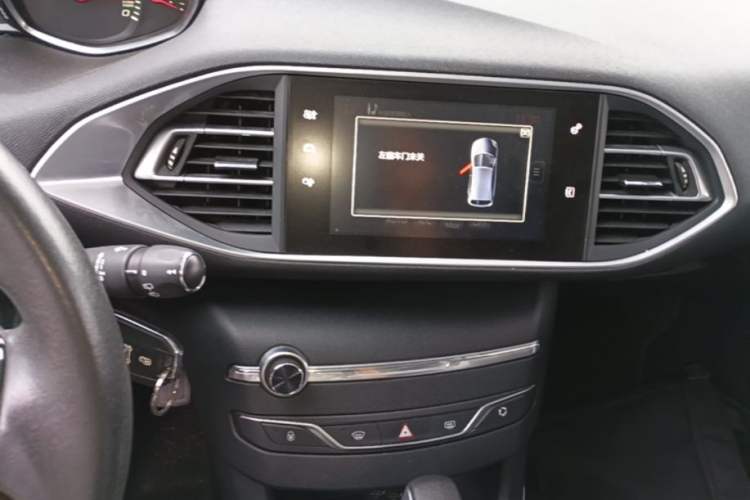 Used Peugeot 308S 2015 1.6T Automatic Jingchi Edition Audio And AC Panel