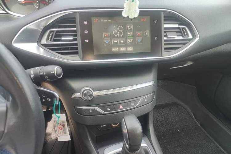 Used Peugeot 308S 2015 1.2T Automatic Jingchi Edition Audio And AC Panel