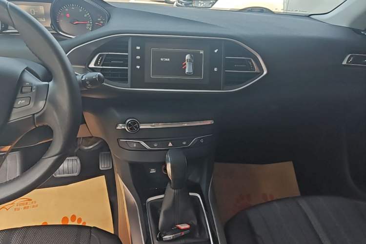Used Peugeot 308S 2015 1.6T Automatic Jingchi Edition Audio And AC Panel