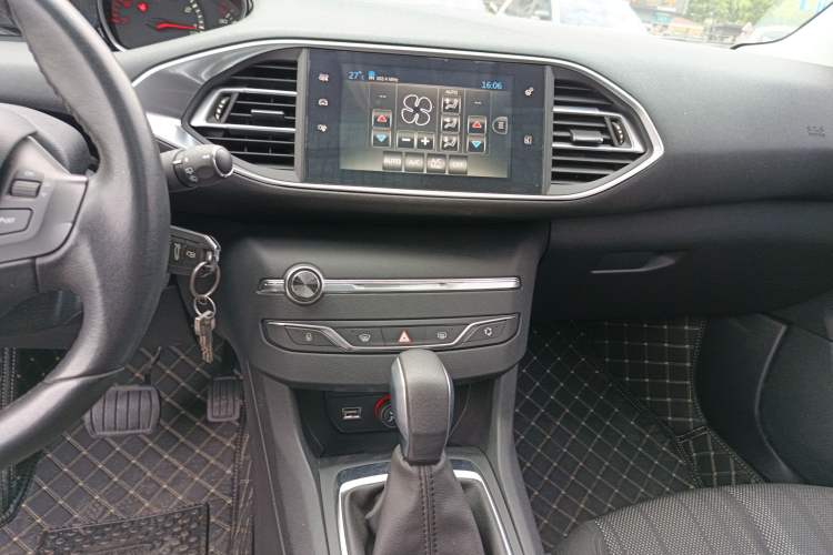 Used Peugeot 308S 2015 1.2T Automatic Jingchi Edition Audio And AC Panel