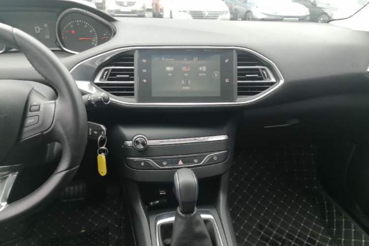 Used Peugeot 308S 2015 1.2T Automatic Jingchi Edition Audio And AC Panel
