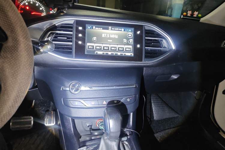Used Peugeot 308S 2015 1.2T Automatic Jingchi Edition Audio And AC Panel