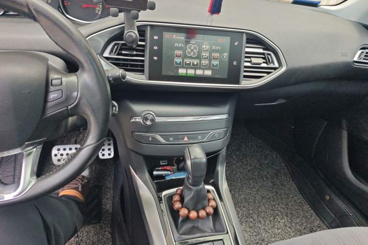 Used Peugeot 308S 2015 1.6T Automatic Jingchi Edition Audio And AC Panel