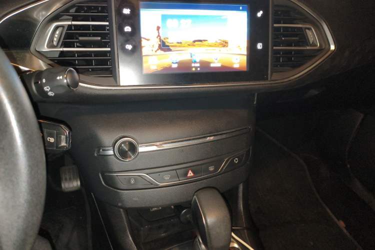 Used Peugeot 308S 2015 1.2T Automatic Jingchi Edition Audio And AC Panel