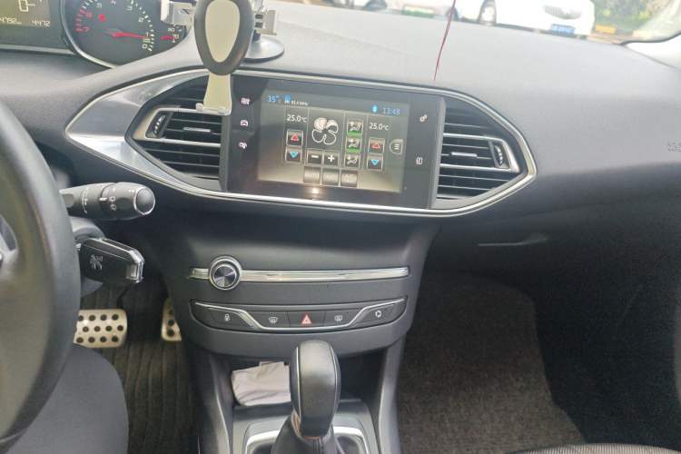 Used Peugeot 308S 2015 1.2T Automatic Jingchi Edition Audio And AC Panel