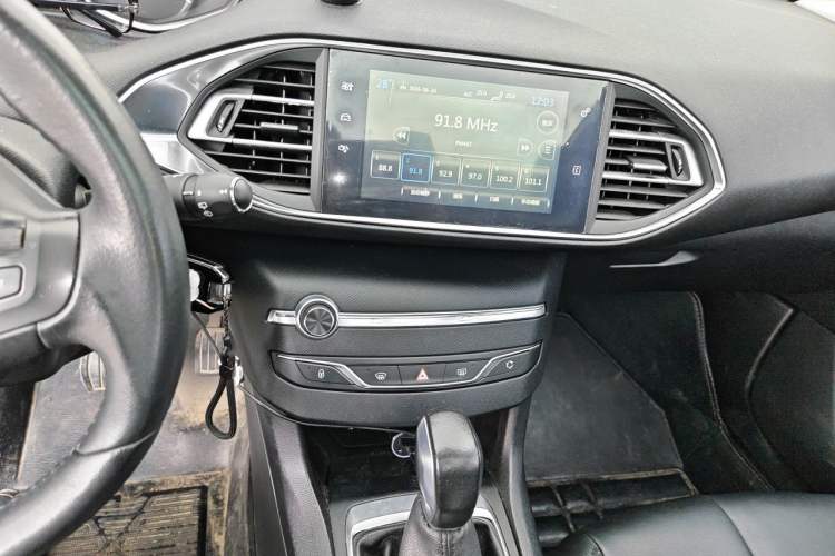 Used Peugeot 308S 2015 1.2T Automatic Jingchi Edition Audio And AC Panel
