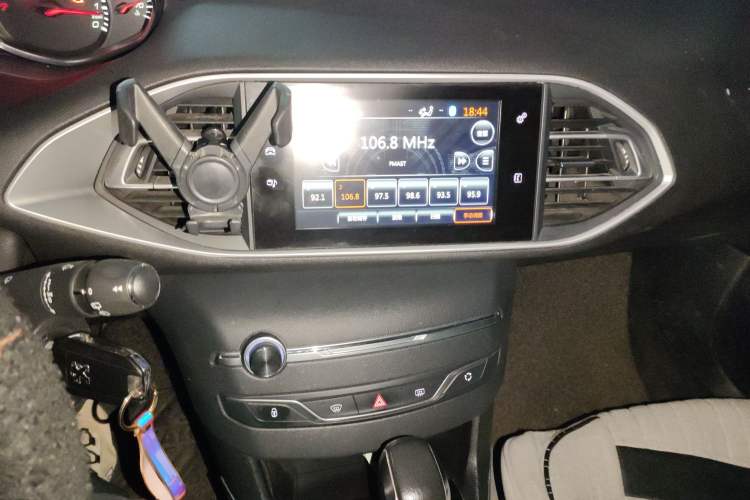 Used Peugeot 308S 2015 1.6T Automatic Jingchi Edition Audio And AC Panel