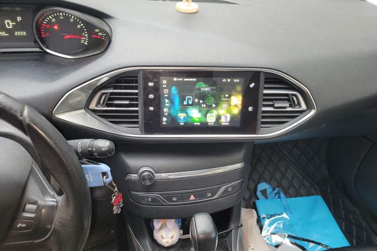 Used Peugeot 308S 2015 1.6T Automatic Jingchi Edition Audio And AC Panel