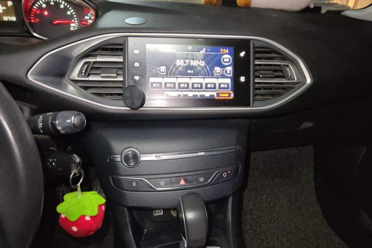 Used Peugeot 308S 2015 1.2T Automatic Jingchi Edition Audio And AC Panel