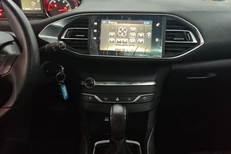 Used Peugeot 308S 2015 1.6T Automatic Jingchi Edition Audio And AC Panel