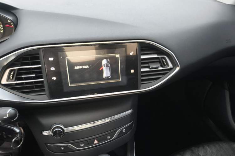 Used Peugeot 308S 2015 1.6T Automatic Jingchi Edition Audio And AC Panel