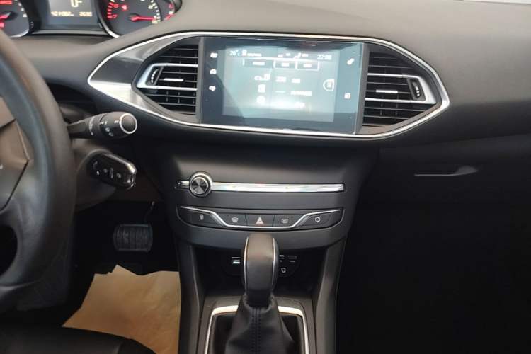Used Peugeot 308S 2015 1.2T Automatic Jingchi Edition Audio And AC Panel