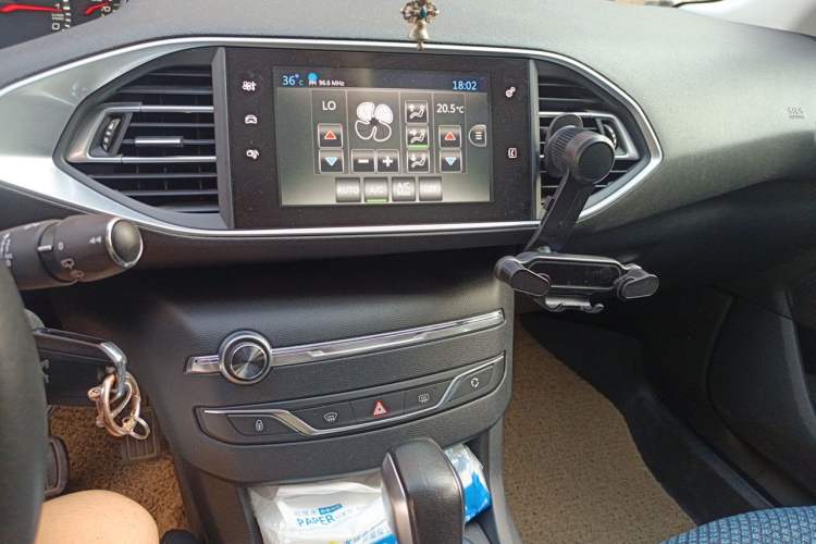 Used Peugeot 308S 2015 1.2T Automatic Jingchi Edition Audio And AC Panel