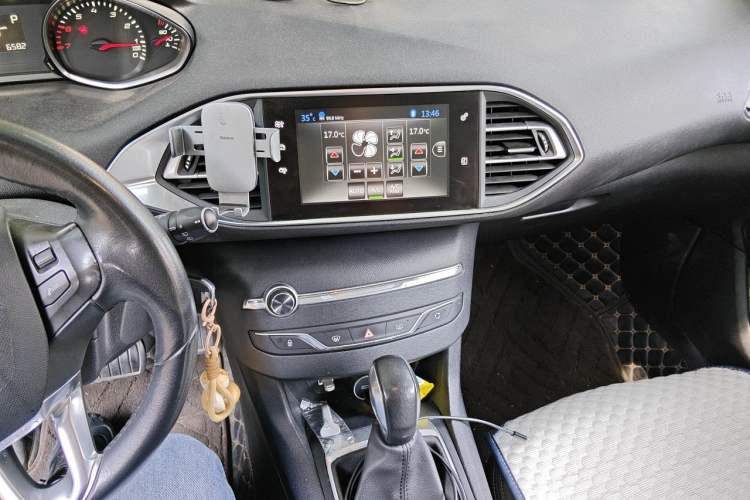 Used Peugeot 308S 2015 1.2T Automatic Jingchi Edition Audio And AC Panel