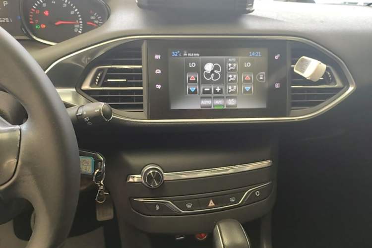 Used Peugeot 308S 2015 1.2T Automatic Jingchi Edition Audio And AC Panel