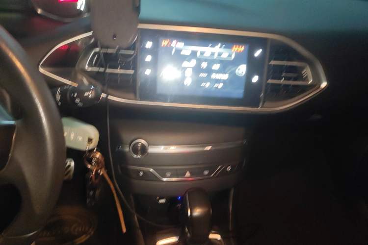 Used Peugeot 308S 2015 1.2T Automatic Jingchi Edition Audio And AC Panel