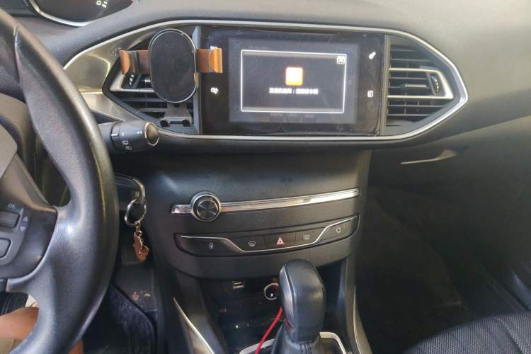 Used Peugeot 308S 2015 1.6T Automatic Jingchi Edition Audio And AC Panel