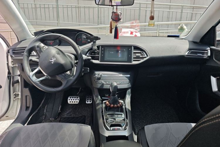 Used Peugeot 308S 2015 1.6T Automatic Jingchi Edition Center Console