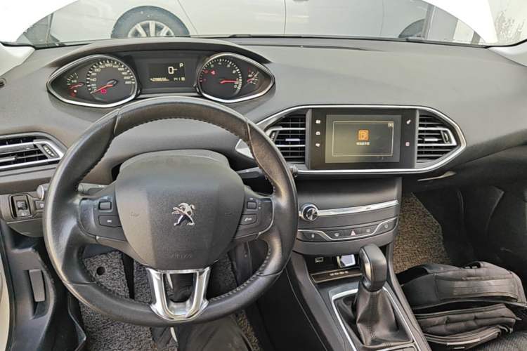 Used Peugeot 308S 2015 1.2T Automatic Jingchi Edition Center Console