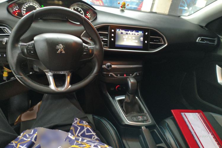 Used Peugeot 308S 2015 1.2T Automatic Jingchi Edition Center Console