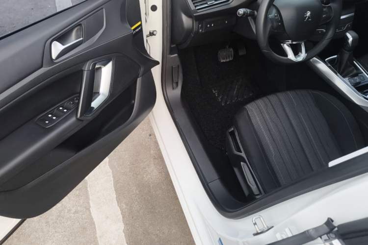 Used Peugeot 308S 2015 1.6T Automatic Jingchi Edition Driver Seat