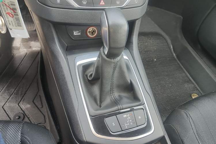 Used Peugeot 308S 2015 1.2T Automatic Jingchi Edition Gear Lever
