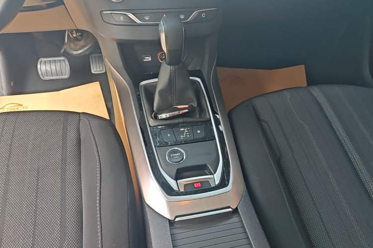 Used Peugeot 308S 2015 1.6T Automatic Jingchi Edition Gear Lever