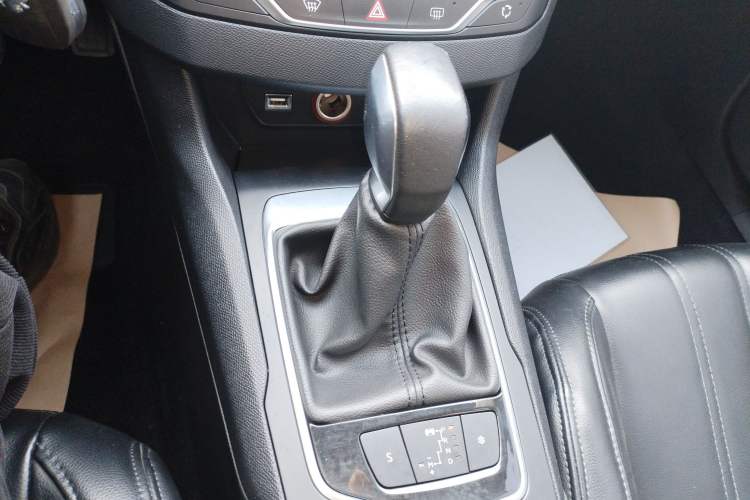 Used Peugeot 308S 2015 1.2T Automatic Jingchi Edition Gear Lever